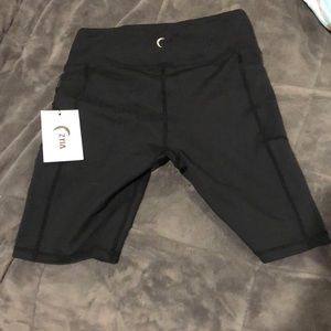 Zyia Black Light n Tight Pocket Hustle Shorts 8”